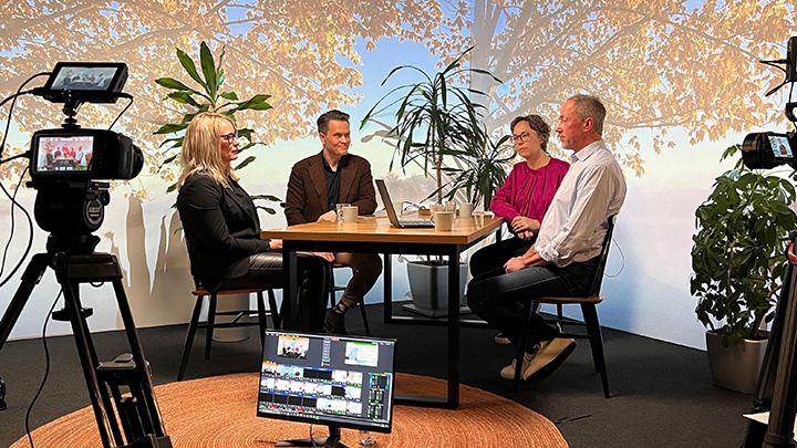 Hyvinvointialueiden Suomi -webinaarin 10.10.2024 puhujat studiolla pöydän ääressä